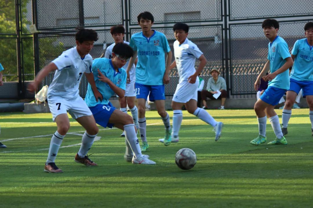 2024 年北高杯，三十五中与人大附中第二分校球员在场上拼抢
