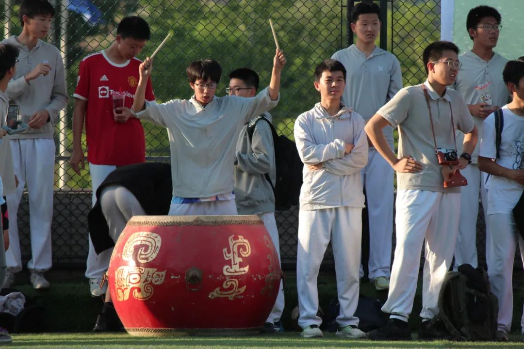2024 年北高杯比赛中，三十五中学生在场边擂鼓助威