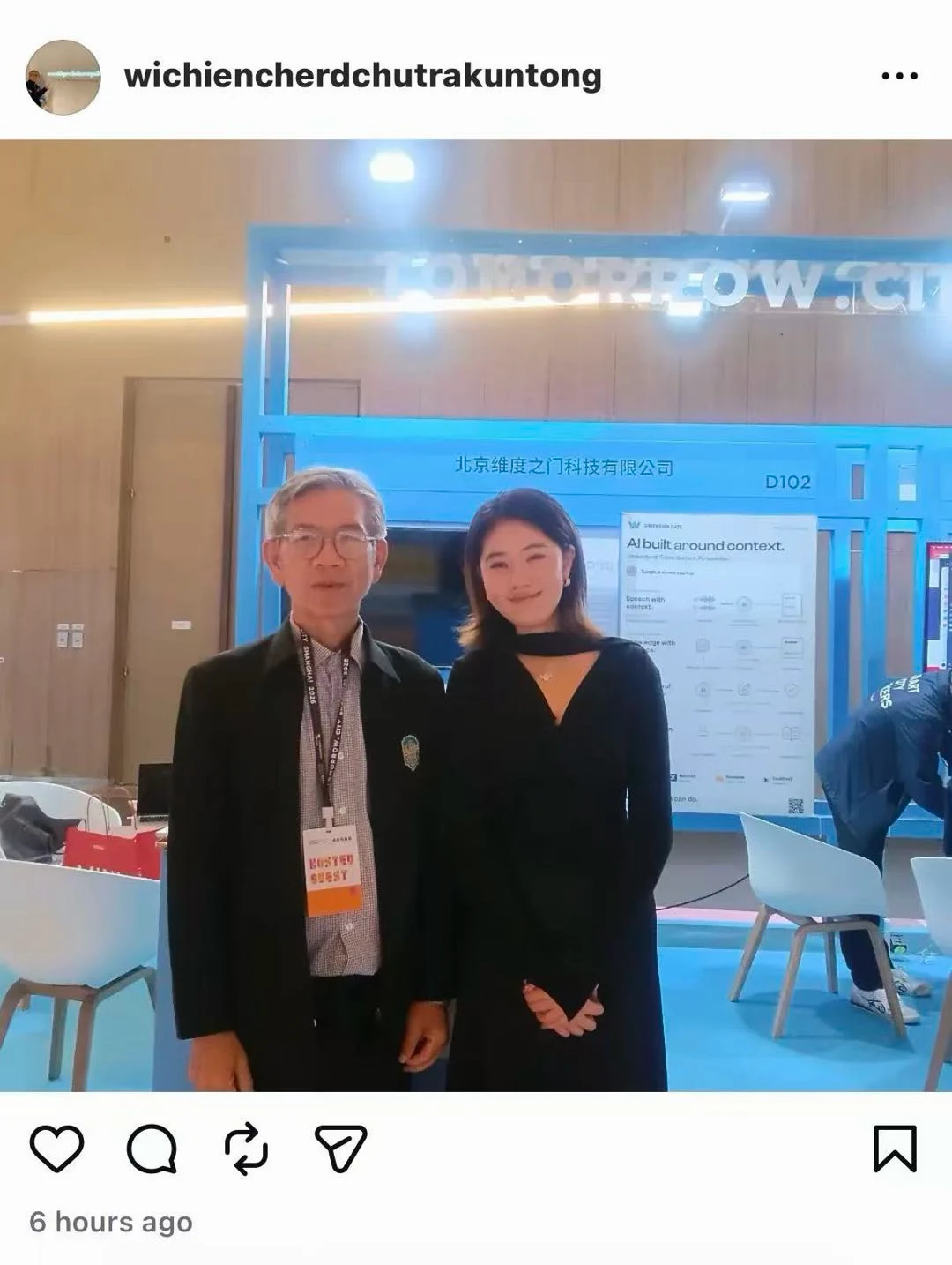 维度之门商业化负责人Luna与泰国官员合影（截图自泰国官员社交媒体）