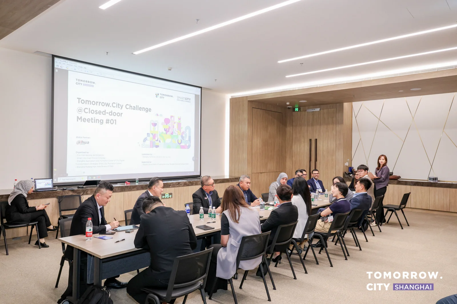 2025 明日城市·上海项目对接会议，国际代表围桌讨论合作需求